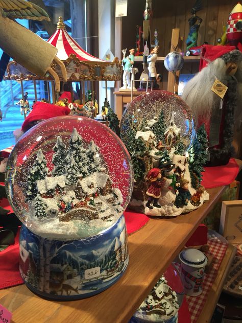 Christmas Snow Globe, Snow Globe, Christmas Globes, Christmas Dreaming, Cosy Christmas, Christmas Snow Globes, Warm Christmas, Christmas Feeling, Christmas Inspo