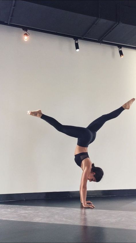 Yoga Handstand Aesthetic, Handstand Photo, Handstand Aesthetic, Flexible Aesthetic, Flexibility Aesthetic, Handstand Poses, Fitness Lifestyle Aesthetic, Wallpaper Fitness, Handstand Yoga