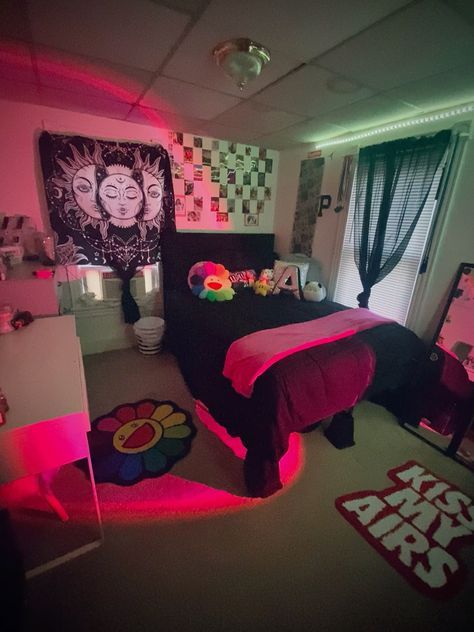 2020 Bedroom Trends, Bedroom With Bathroom Ideas, Bape Bedroom, Latina Room Ideas, Weird Apartment Decor, Room Ideas Black Girls Ideas, Room Ideas Dark Aesthetic, Things To Have In Your Room, Pink Dorm Aesthetic