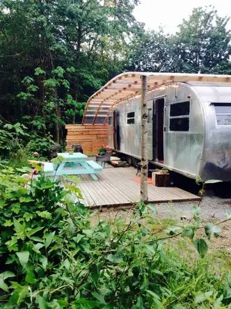 10 Cool Retro Trailers You Can Rent On Airbnb Diy Camper Ideas, Trailer Deck, Retro Trailers, Retro Trailer, Port Alberni, Caravan Home, Cozy Sitting Area, Tiny House Camper, Mobile Home Living