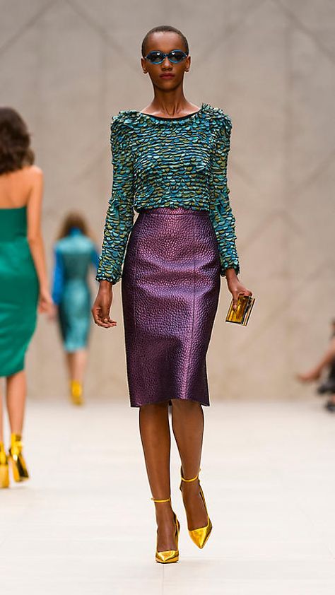 Metallic Purple Pencil Skirt, British Outfits, Burberry Prorsum, Leather Pencil Skirt, Purple Leather, Latest Fashion Clothes, Colorful Fashion, Skirt Outfits, Passion For Fashion