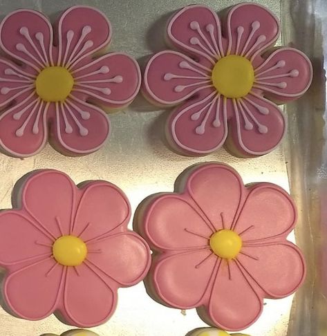 Easter Sugar Cookies Decorated Easy, Iced Flower Cookies, Flower Cookie Designs, Daisy Royal Icing Cookies, Flower Cutout Cookies, Daisy Sugar Cookies Royal Icing, Flower Iced Cookies, Spring Themed Cookies, Flower Decorated Sugar Cookies