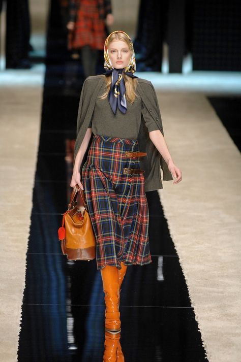 Tartan Skirt Outfit, Ireland Style, Jackie That 70s Show, Tartan Outfit, Mixing Prints Fashion, Ireland Fashion, Tartan Skirt, Academia Fashion, Personal Style Inspiration