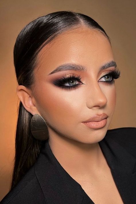 glossy smokey eye makeup Gold Prom Makeup Looks, Gold Prom Makeup, Picnic Makeup, 21st Birthday Makeup, Black Wedding Makeup, Machiaj Smokey Eyes, Eye Makeup Inspo, Events Makeup, Glamorous Wedding Makeup