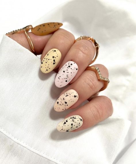 Speckled Nail Art, Speckled Egg Nails, Easter Egg Nails, Egg Nails, Easter Nail Art Designs, Oval Nails Designs, Yellow Nail Art, Wedding Readings, Easter Nail Designs