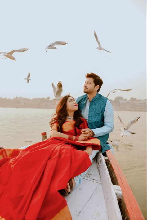 Varanasi Couple Photography, Yamuna Ghat Pre Wedding, Varanasi Pre Wedding Shoot, Varanasi Couple, Boat Pre Wedding Shoot, Banaras Photoshoot Ideas, Banaras Photoshoot, Varanasi Wedding, Street Prewedding Photo Ideas