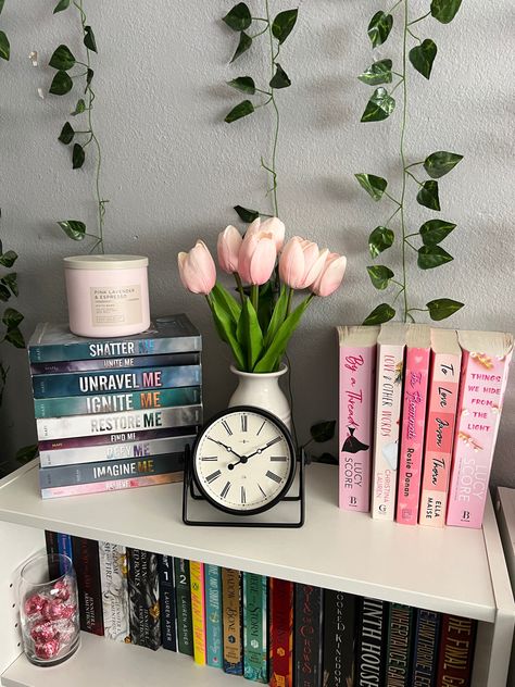 Book Aesthetic Decor, Cute Small Bookshelf Ideas, Cute Bedroom Shelves, Book Room Decor Ideas, Mini Bookshelf Aesthetic, Book Shelf Inspo Aesthetic, Room Bookshelf Aesthetic, Bookshelves In Bedroom Aesthetic, Bookshelf Aesthetic Bedroom