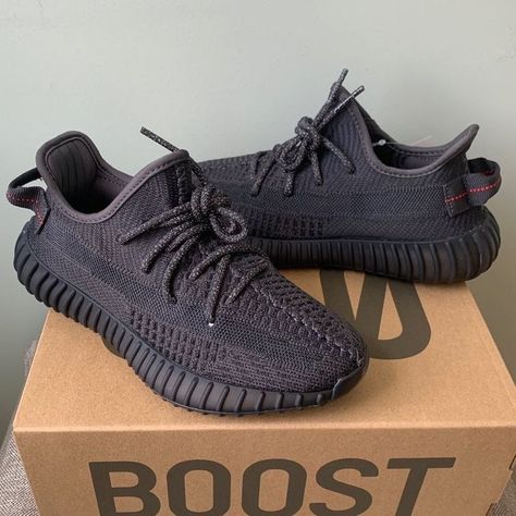 Yezzy Shoes Women, Yeezy Shoes Outfit, Yeezy 350 V2 Black, Girls Basketball Shoes, Yeezy Boots, Yeezy 350 V2, Men's Adidas (men), Jeezy, Mens Yeezy