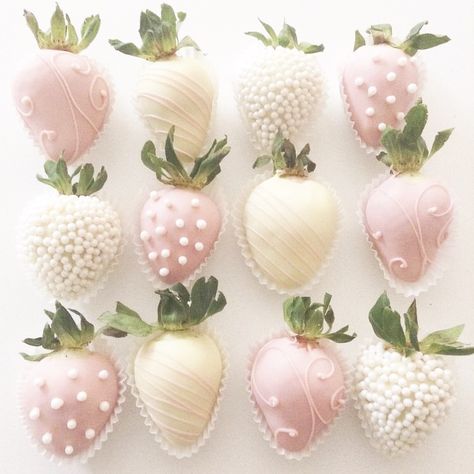 ��♡fancypinsbymj♡ Chocolate Covered Strawberries Bouquet, Chocolate Covered Fruit, Dessert Aux Fruits, Chocolate Covered Treats, Chocolate Dipped Strawberries, Strawberry Dip, Covered Strawberries, Cute Desserts, Chocolate Strawberries