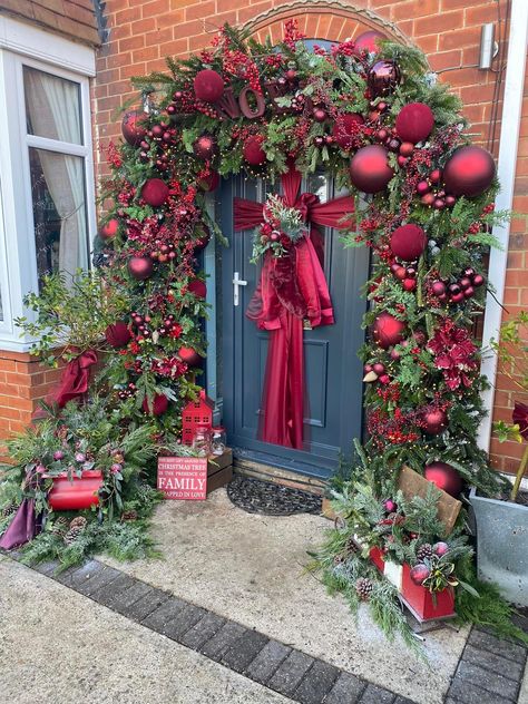 Unique Christmas Trees Themes, Best Christmas Destinations, Outdoor Christmas Garland, Christmas Outdoors, Christmas Entry, Front Door Christmas Decorations, Best Travel Destinations, Christmas Destinations, Christmas Window Decorations