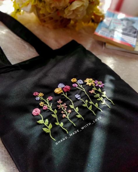 Tot Bag Broderie, Black Tote Bag Embroidery, Embroidery Tote Bag Design, Tote Bag Embroidery Ideas, Embroidery On Bags, Embroidery On Black Fabric, Tote Bag Embroidery, Handpainted Tote Bags, Embroider Ideas