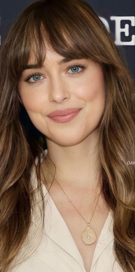 Dakota Johnson Wispy Bangs, Dakota Johnson Hair Color Brunettes, Dakota Johnson Highlights, Dakota Johnson Straight Hair, Dakota Johnson Soft Summer, Dakota Johnson Color Season, Dakota Johnson Hair Color, Dakota Johnson Makeup, Dakota Fanning Hair