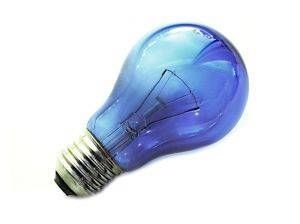 DIY colored light bulbs-I'm going to use turquoise uplighting under my bed on the wall in back of my black iron headboard for some DRAMA! Color Light Bulbs, Mason Jar Christmas Decorations, Recycled Light Bulbs, Blue Light Bulb, Diy Light Bulb, Iron Headboard, Light Bulb Art, Light Bulb Crafts, Painted Light Bulbs