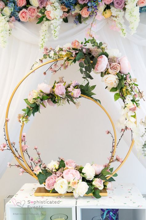 Valentine Day Centerpieces, Hoop Centerpieces, Flower Wedding Arch, Dekoratívne Vence, Backdrop Decor, Creative Flower Arrangements, Metal Arch, Floral Arrangements Diy, 2x4 Furniture