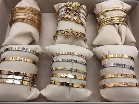 Expensive Necklaces, Plain Gold Bangles, Accessorize Jewellery, Jewelry Tray Display, Expensive Jewelry Luxury, Looks Party, Bangles Jewelry Designs, Gold Bangles Design, Jewelry Fashion Trends