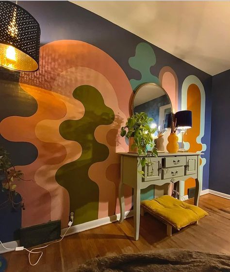 Unusual Wall Art Bedroom, Squiggly Painted Wall, Creative Wall Painting Ideas Living Room Modern, Eclectic Wall Painting, Groovy Mural Ideas, Painted Arch In Corner, Funky Mural Ideas, Colorful Wall Mural Interiors, 60s Wall Mural