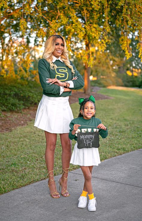 Mommy And Me Graduation Photo Shoot, Single Mom Graduation Pictures, Mommy And Me Graduation Pictures, Bday Photoshoot Outfit, Mommy Photoshoot, Mommy Daughter Goals, Nursing Grad Pics, Grad Shoot Ideas, Graduation 2025