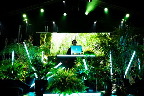 Dj Booths Ideas, Forest Event Design, Jungle Dj Booth, Jungle Booth Design, Dj Booth Ideas Design, Tropical Dj Booth, Jungle Nightclub, Tropical Nightclub, Neon Jungle Party