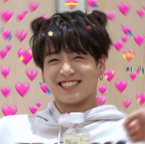 Meme Friends, Bts Emoji, Jungkook Smile, Heart Meme, Haha Photos, The Memes, Bts Meme Faces, Cute Funny Pics, رعب نفسي