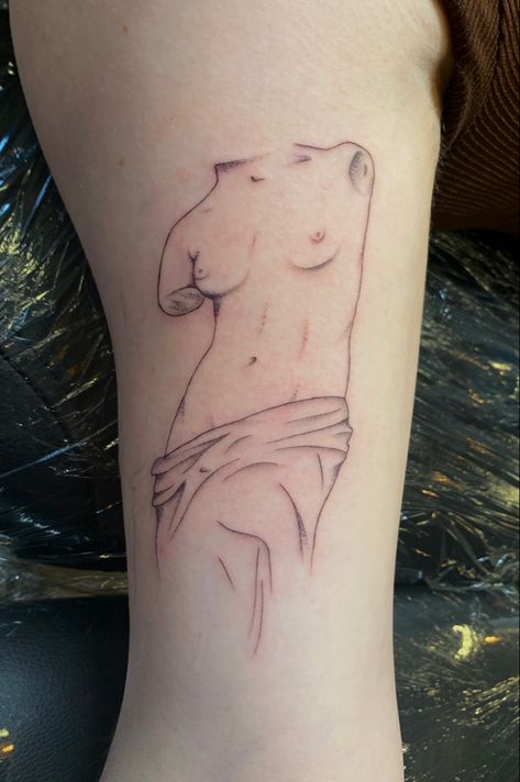 thin line tattoo venus de milo. salem, oregon. tattoo of statue. greek and roman god of love and beauty Hermaphroditus Tattoo, Aphrodite Tattoo Thigh, Venus Of Milo Tattoo, Greek Statue Tattoo Woman, Aphrodite Tattoo Ideas, Greek Statues Tattoos, Venus Bust Tattoo, Double Venus Tattoo, Sapphic Tattoo Minimalist