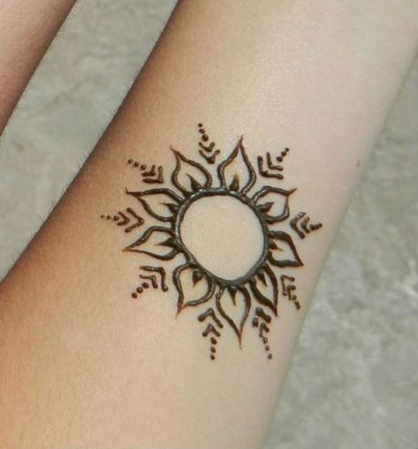 40+ Simple And Easy Henna Designs For Beginners - Zahrah Rose Sunshine Tattoos, Shoulder Henna, Henna Tattoo Design, Henne Tattoo, Cute Henna Tattoos, Small Henna, Daughter Tattoo, Cute Henna, Tato Henna