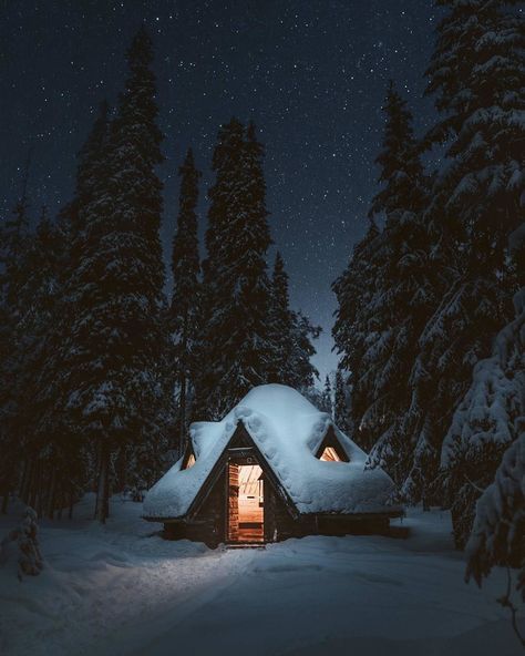 Cozy hut in Finland Would you spend a night here? ❄️ c Mini Homes, A Cabin In The Woods, Small Pleasures, Cabin Rustic, Winter Szenen, Winter Cabin, Sleeping Under The Stars, Places In Europe, A Cabin