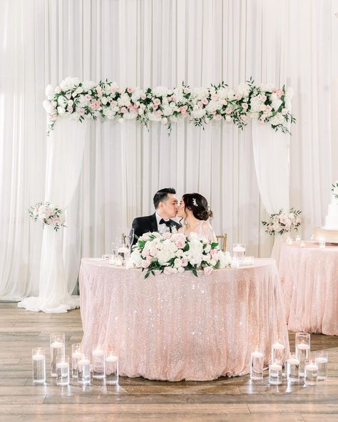 Erica Jung’s Instagram photo: “With Valentines Day coming up, I’m loving this blush sweetheart table!! 😍 . . . . . #wedding #weddings #ido #flowers #floral #bride #decor…” Classy Sweetheart Table Wedding, Wedding Sweetheart Table Flowers, Blush Sweetheart Table, Sweetheart Table Wedding Backdrop, Sweetheart Backdrop, Head Table Wedding Flowers, W Couple, Cake Table Wedding, Sweetheart Table Flowers