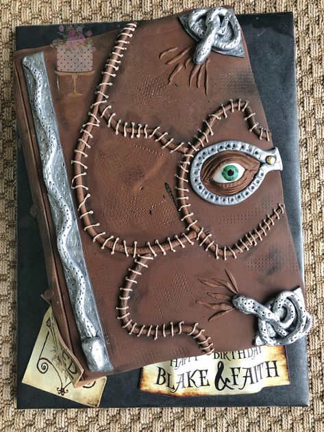 Hocus Pocus Book Cake, Hermanas Sanderson, Hocus Pocus Book, Halloween Deserts, Hocus Pocus Spell Book, Hocus Pocus Party, Winifred Sanderson, Halloween Cookies Decorated, Cake For Husband