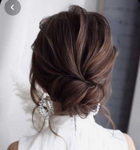 Hair Bun Maker, Easy Bun Hairstyles, Videos Aesthetic, Bridesmaid Hair Half Up, Hairstyles For Medium Length Hair Easy, Peinados Recogidos, Prom Hairstyles For Long Hair, Updos For Medium Length Hair, Bridesmaid Hair Down