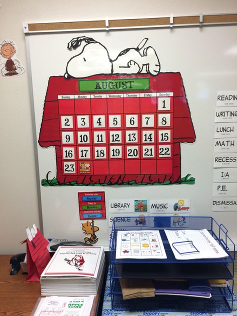 Snoopy School Classroom, Peanuts Classroom Decor, Snoopy Classroom Decorations, Reading Corner Bulletin Board, Charlie Brown Classroom Theme, Snoopy Themed Classroom, Peanuts Classroom Theme, Snoopy Classroom Theme, Snoopy Bulletin Board Ideas