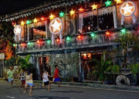 And naturally decorate homes with parol at the start of the –Ber months. Filipino Christmas Decorations, Philippine Christmas, Filipino Aesthetic, Filipino Parol, Simbang Gabi, Paskong Pinoy, Christmas In The Philippines, Christmas Parol, The Ber Months