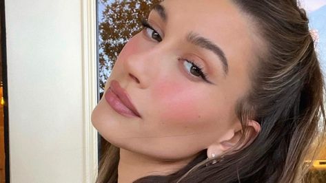 Sun Kissed Look Make Up, Blush On Nose, Sun Kissed Blush, Flushed Makeup, Sunkissed Blush, Blush Trend, Sunkissed Makeup, Singer Fashion, Brunette Makeup