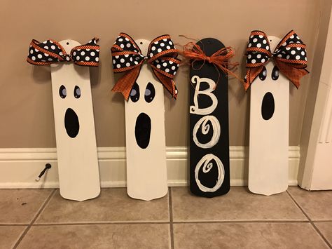 Ghoulish Groupies from old fan blades. Ceiling Fan Crafts, Ceiling Fan Art, Imprimibles Halloween, Painted Fan, Halloween Wood Crafts, Ceiling Fan Blades, Old Fan, Adornos Halloween, Fall Halloween Crafts