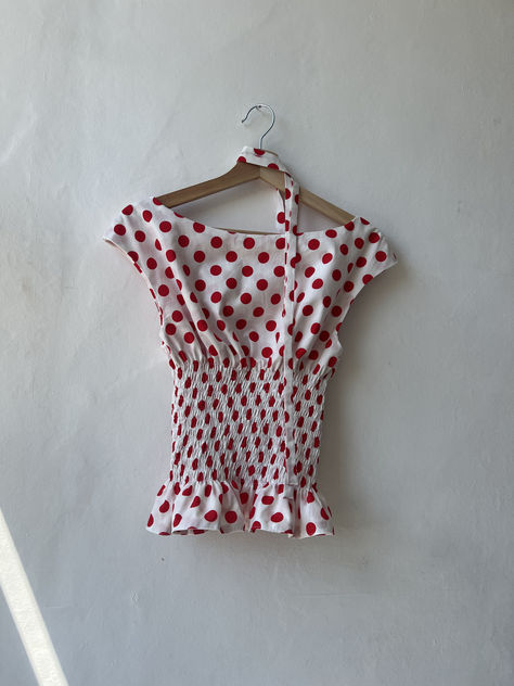 60s Tops Women, Thrifted Clothes Diy, Polkadots Outfits, Red Outfits Aesthetic, Thrifting Inspiration, Red And White Outfit, Red Top Outfit, Red Polka Dot Top, Polka Dot Outfit