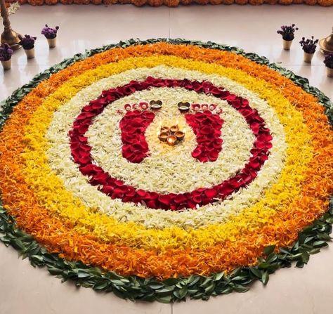 Flower Rangoli Ram Sita, Ganpati Rangoli With Flowers, Vastu Pooja Decoration, Ganpati Flower Rangoli, Square Flower Rangoli, Pagla Rumal Decoration, Flower Decoration Diwali, Rangoli By Flowers, Easy Flower Rangoli Simple