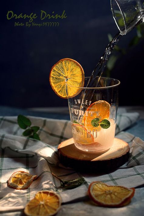 Orange drink action pour shot Herbal Drink Photography, Low Key Food Photography, Drinks Photography Styling, Orange Beverage, Beverages Photography, Beverage Photography Ideas, Drink Presentation, Food Photography Composition, Orange Drink