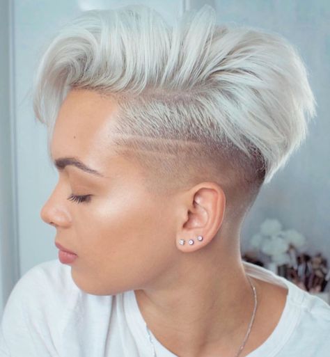 Short Platinum Blonde Undercut Kratke Frizure, Pixie Hair Styles, Trendy We Fryzurach, Pixie Haircut Styles, Edgy Pixie Cuts, Beautiful Haircuts, Short Curly Haircuts, Trendy Short Haircuts, Pixie Hair