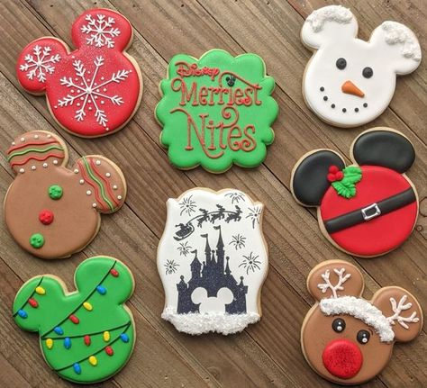 Mickey Christmas Cookies Decorated, Disney Christmas Cookies Decorated, Christmas Disney Cookies, Mickey Christmas Cookies, Disney Christmas Cookies, Mickey Sugar Cookies, Cute Christmas Desserts, Disney Xmas, Disney Thanksgiving