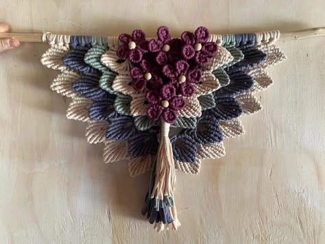 Macrame Flowers, Pola Macrame, Macrame Mandala, Macrame Plant Hanger Patterns, Macrame Knots Tutorial, Macrame Knots Pattern, Flower Decorations Diy, Macrame Wall Hanging Diy, Macrame Wall Hanging Patterns