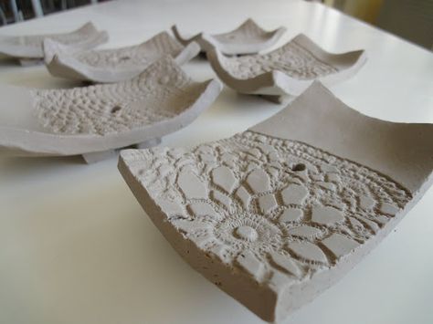 These are slabs of white clay, we added texture with doilies, pressing them on the clay slab, then we put the slab in a small dish to give it the curved shape (it’s possible also to dry it with a h… Clay Soap, Pottery Handbuilding, Ceramic Soap Dish, Slab Pottery, Ceramic Techniques, Hand Built Pottery, Soap Dishes, Pottery Crafts, Pottery Classes