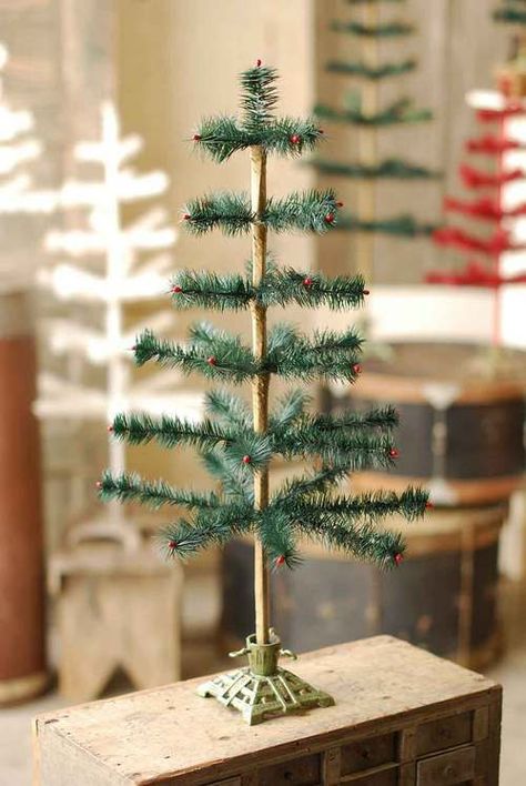 Sisal Tree, Small Christmas Tree, Green Feather, Prim Christmas, Iron Stand, Feather Tree, Navidad Diy, Small Christmas Trees, Old World Christmas