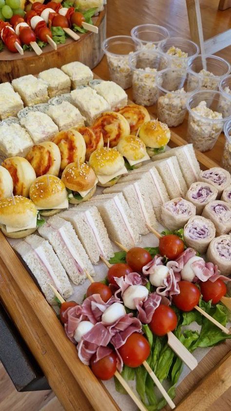 Instagram Vegetarian Wedding, Finger Food Catering, Amazing Food Platters, Birthday Lunch, Party Sandwiches, Party Food Buffet, Catering Ideas Food, Charcuterie Inspiration, Party Food Platters