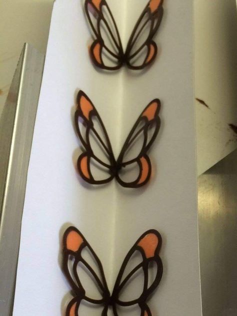 Chocolate Butterflies, Chocolate Garnishes, Chocolate Work, Frosting Tips, Chocolate Cake Decoration, Chocolate Flowers, Chocolate Art, Chocolate Design, Modeling Chocolate