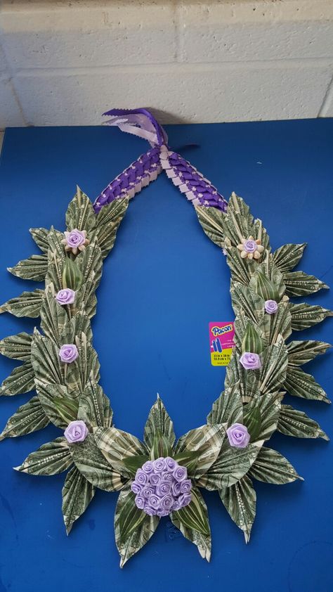 Money lei Grad Leis, Money Balloon, Graduation Leis Diy Ribbons, Money Lei Diy, Money Folding, Lei Ideas, Graduation Leis Diy, Money Necklace, Lei Making