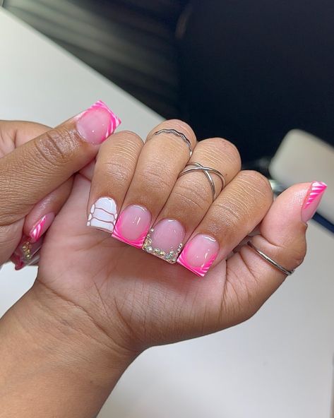 Short Pink Nails, Acrylic Toe Nails, Flower Mirror, Acrylic Nail Set, Hard Nails, Girly Acrylic, London Nails, Colored Acrylic Nails, Colored Acrylic