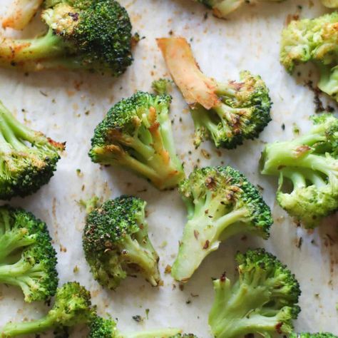 How to Cook Frozen Broccoli Cook Frozen Broccoli, Slow Cooker Pasta Sauce, Frozen Broccoli Recipes, Roast Frozen Broccoli, Broccoli Recipes Healthy, Broccoli Recipes Side Dish, Broccoli Sauteed, How To Roast, Frozen Broccoli