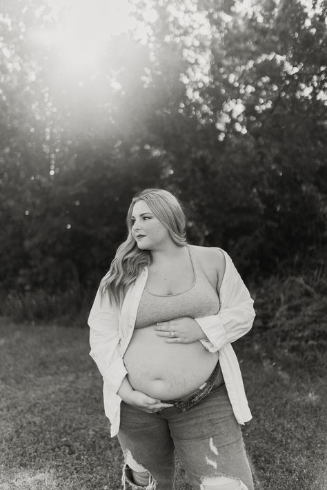 Plus Size Maternity Photoshoot Ideas, At Home Maternity Shoot Plus Size, Curvy Maternity Photography, Simple Maternity Shoot Plus Size, Maternity Pictures Plus Size, Studio Maternity Shoot Plus Size, Plus Size Maternity Photo Shoot Ideas, Maternity Shoot Plus Size, Plus Size Maternity