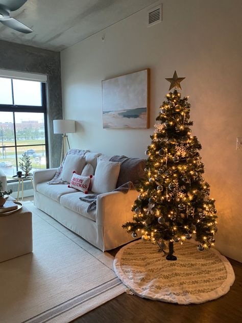 Christmas Home Decor Apartment, Christmas New York Apartment, Christmas Decorated Apartments, Christmas Tree For Small Apartment, Small Christmas Apartment, Christmas Tree Ideas Small Apartment, Small Christmas Tree Bedroom, Christmas Tree Room Ideas, Small Christmas Tree Ideas Bedroom