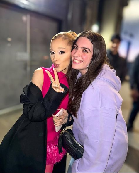 @arianagrande with fans tonight 💚🥹 Ariana Grande With Fans, Someone Like U, Ariana Grande Makeup, Beauty Campaign, Ariana Video, R E M Beauty, Ariana Grande Fans, Ariana Grande Pictures, Forever Girl