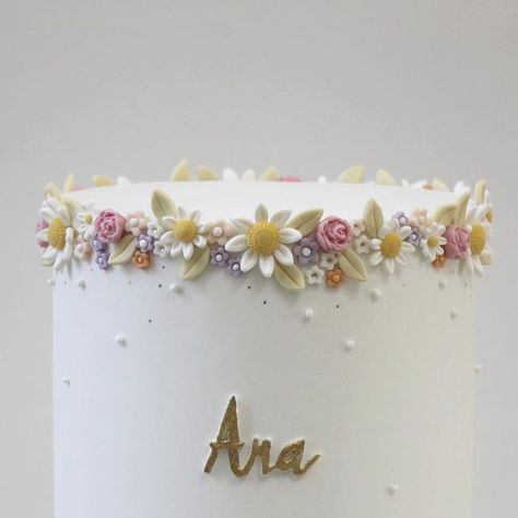 Flower Cake Fondant, First Birthday Cake Flowers, Pastel Flower Cake, Birthday Flowers Cake, Two Birthday Cake, 1 Year Birthday Cake, Cake 1 Year, Flower Cake Ideas, Cake With Fondant Flowers